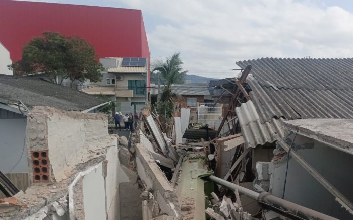 Trambolho ainda destruiu fiação elétrica e um Celta (Foto: Divulação CBMSC e Defesa Civil)