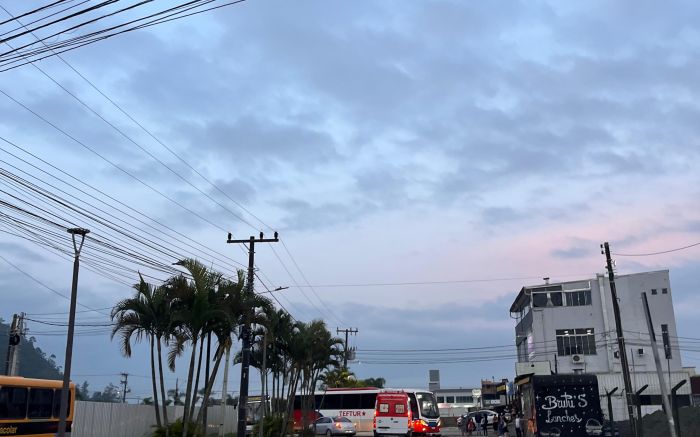 Motociclista ficou ferido na entrada do bairro Santa Regina, em Itajaí (Foto: Ana Zigart)