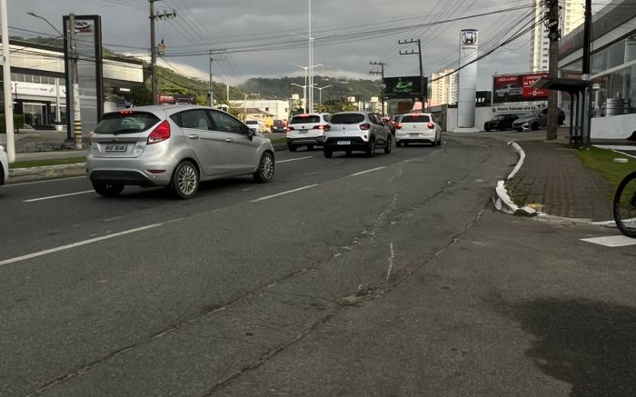 Previsão de chuva para as próximas horas deve aumentar ainda mais o movimento de veículos (Foto: Guilherme Vasconcelos)