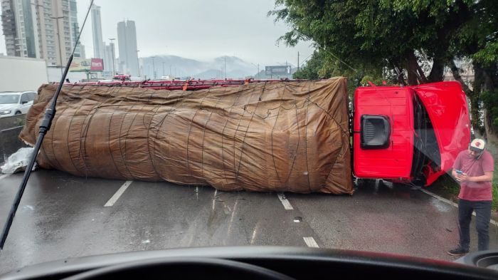 Caminhão está atravessado na pista impedindo fluxo de veículos (foto: Leitor)