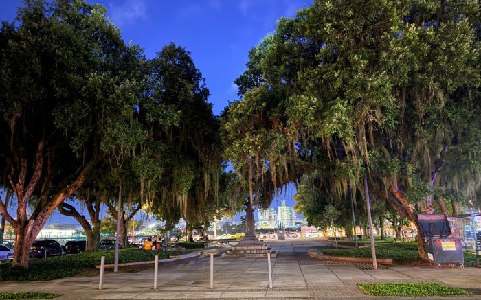 Praça do Marco Zero é um dos pontos com luzes apagadas após escurecer (Foto: Leitor)