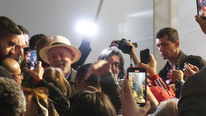 Público acompanhou cerimônia de Lula em estrutura em frente ao porto (Foto: João Batista)