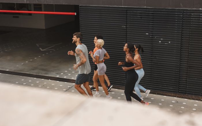 Academias não podem usar calçadas sem permissão; fiscalização pode aplicar multa (Foto: Ilustrativa/Envato)