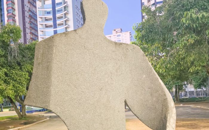 A escultura atual na Beira Rio, feita pela artista Flávia Malburg, não gera a mesma identificação entre os pescadores, que agora pedem a volta da antiga homenagem (Foto: Giselle Leal)
