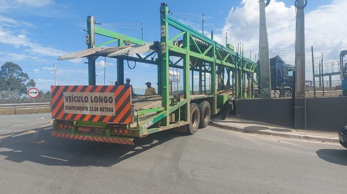 Caminhões ficam presos em curva estreita e interditam o trânsito várias vezes ao dia no bairro Canhanduba (Foto: Leitor/Reprodução)