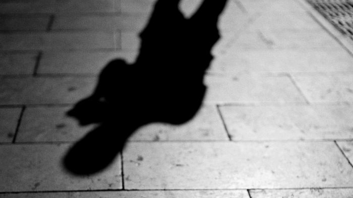 Vítima foi atacada durante a madrugada, após confusão causada pelo agressor na rua (Imagem ilustrativa/Canva)