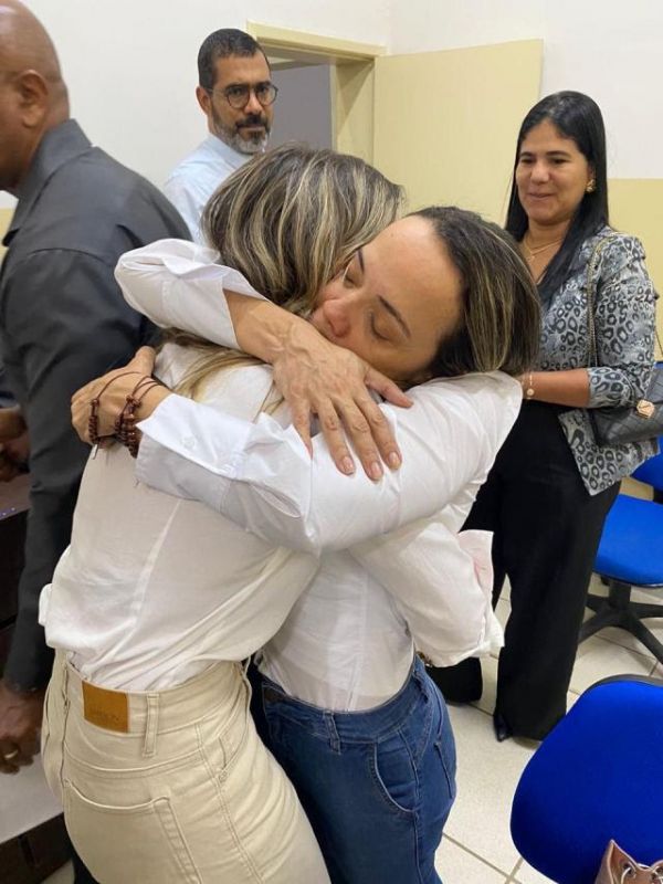 Emocionadas após a absolvição, Camila e Rosália