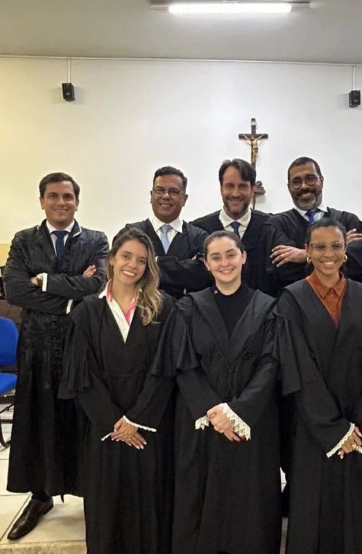 Camila, a primeira à esquerda na imagem, com o grupo de defesa que atuou no caso de sua mãe