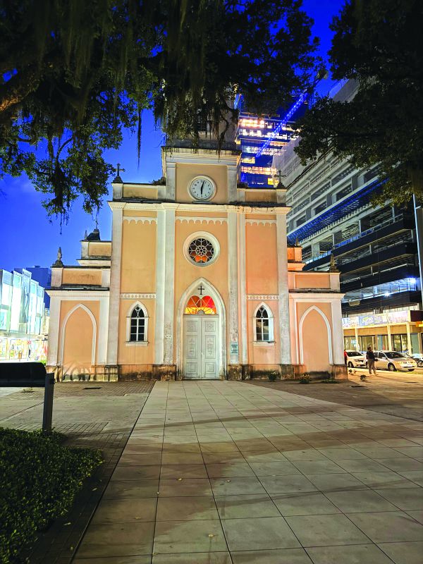 Praça do Marco Zero é um dos pontos com luzes apagadas após escurecer  (foto: leitor)