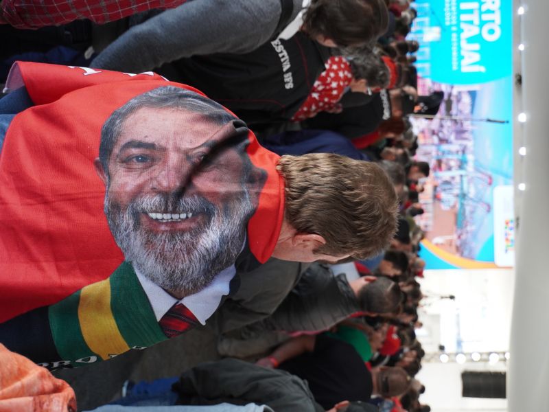No final Lula foi abraçado pelo público em Itajaí (foto: Felipe Trojan)