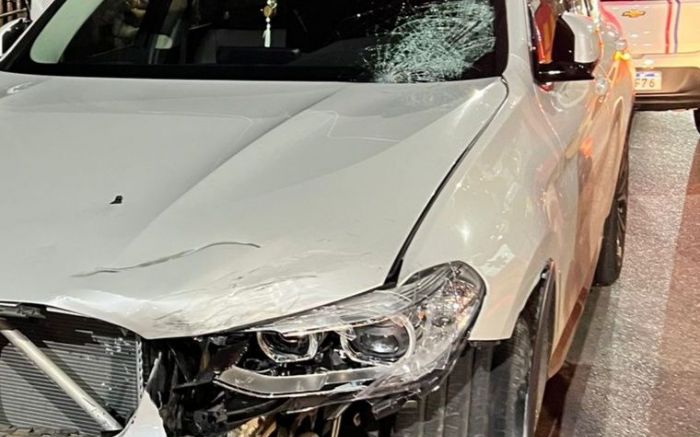 Motociclista atingido foi levado ao hospital com braço quebrado (Foto: Divulgação/PMSC)