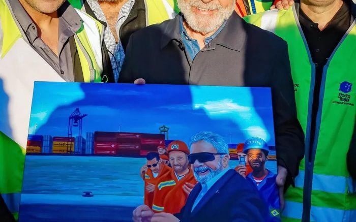Pintura teve inspiração em cena da visita de Lula ao porto em 2010 (Foto: Divulgação)