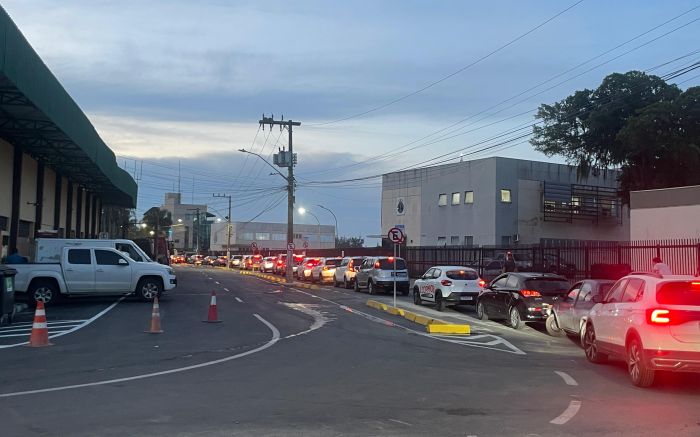 Motoristas formam filas atrás do Mercado Público (Foto: Amanda Moser)