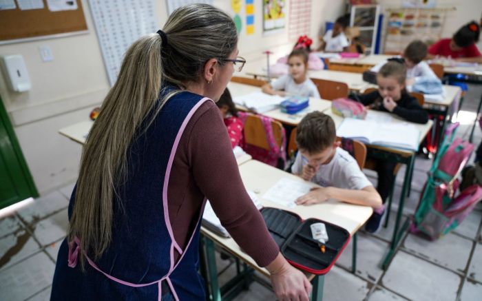 Medida vai beneficiar cerca de 90 mil servidores da Educação em todo o estado