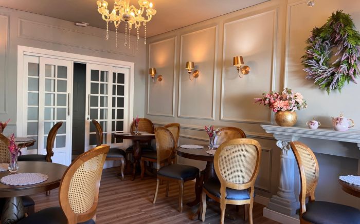 Café, flores e uma tarde sem pressa — é sobre isso (Foto: Ana Zigart)