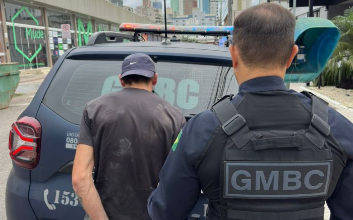 Homem foi detido com materiais furtados de obra (Foto: Divulgação / SSE)