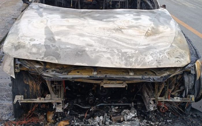 Carro incendiado estava estacionado (Foto: Divulgação/CBMSC)