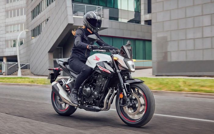 Design imponente, motor bicilíndrico e painel digital de 5" marcam a volta triunfal da Hornet (Foto: Divulgação/Honda)