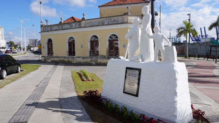 Escultura de Walmir Binhotti retrata chegada dos imigrantes no Brasil (Foto: João Batista)