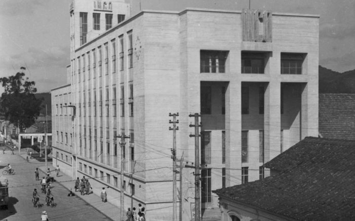 Mostra reúne documentos, objetos e fotos que ligam o banco com o desenvolvimento de Itajaí (Foto: Arquivo/Fundação Genésio Miranda Lins)