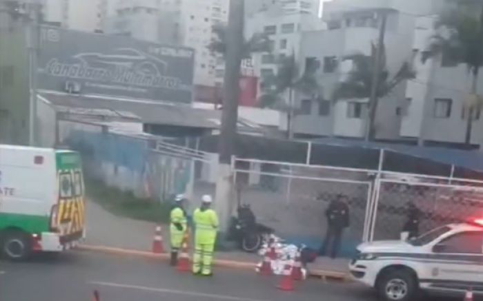 Motociclista de 32 anos morreu na hora (Foto: Reprodução Leitor)