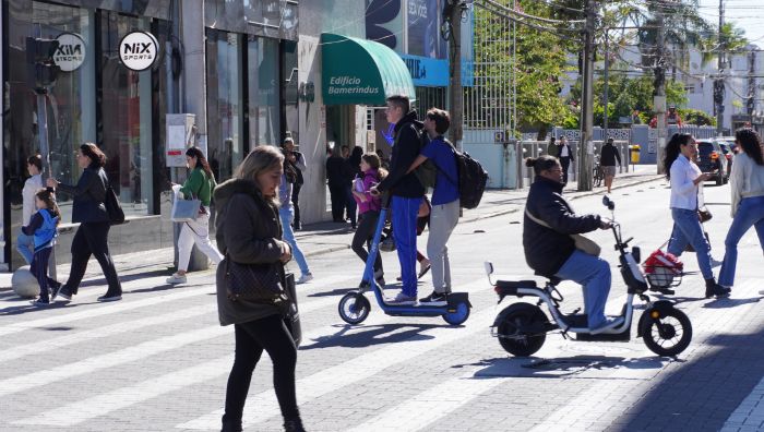 Bicicletas e patinetes elétricos não poderão trafegar nas calçadas (Foto: João Batista)