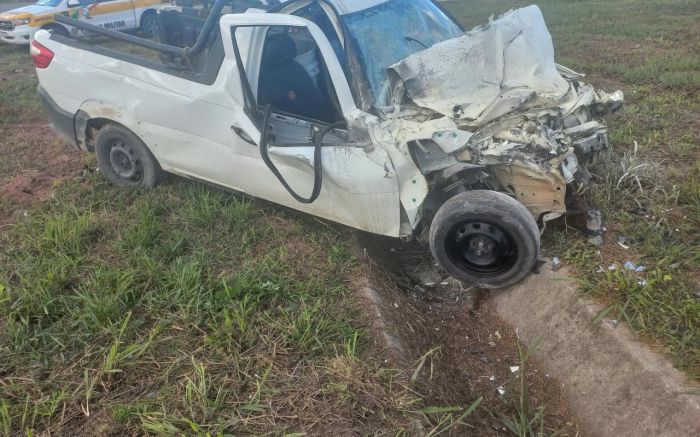 Acidente aconteceu no momento que caminhão tentava fazer conversão no Arraial dos Cunha (Foto: Divulgação PMR)