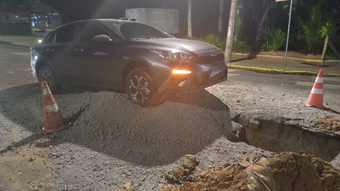 O motorista conseguiu frear antes de cair no buraco (Foto: Leitor)
