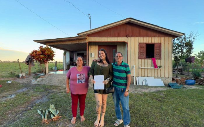 Luiza com os pais, na frente do sítio: eles foram roubados por construtora anos atrás