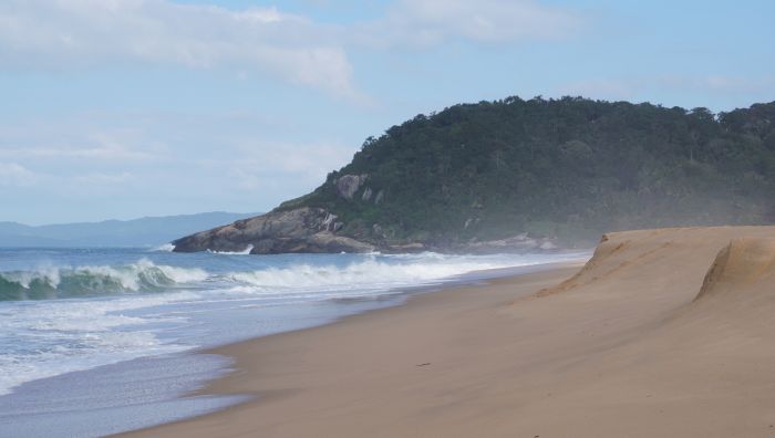 Longe da badalada praia Central, Estaleiro tem tranquilidade em meio à natureza (Foto: João Batista)