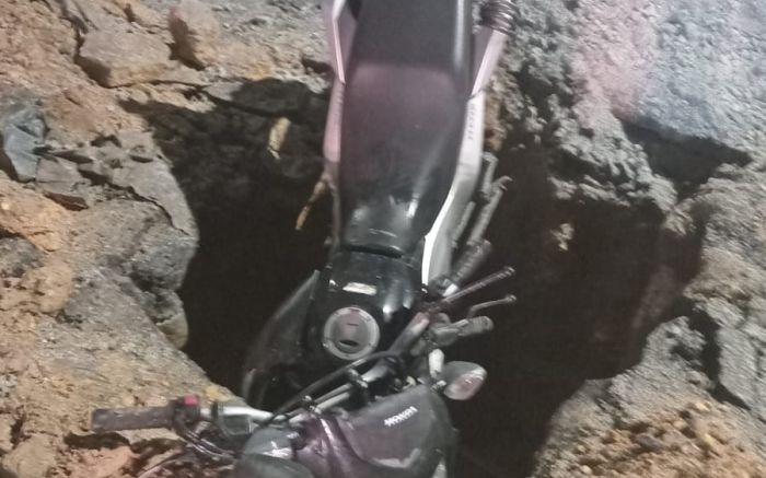 Professor foi arremessado da moto e teve escoriações após cair em buraco (Foto: Acervo pessoal)