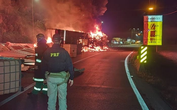 Não há previsão de liberação das pistas (Foto: Divulgação/PRF)