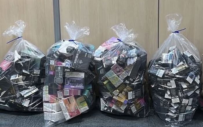 Carga com cigarros eletrônicos e essências foi encontrada em apartamento no Gravatá, em Navegantes (Foto: Divulgação PMSC)