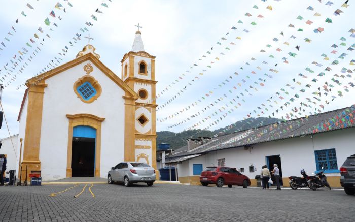 Segundo o padre Josué, essa é a mais antiga celebração católica da foz do rio Itajaí-açu, com 266 anos de história (Fotos: Arquivo e divulgação)