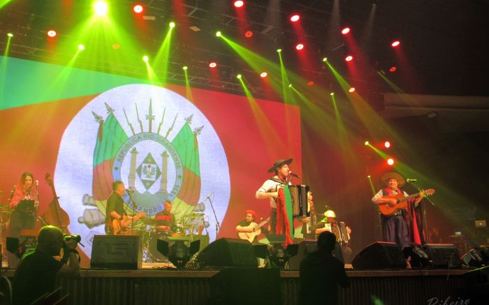 Rodeio tem shows gratuitos com Campeiraço, Som Baileiro, Fábio Quarai e João Luiz Corrêa (Foto: Facebook Simone Ribeiro)