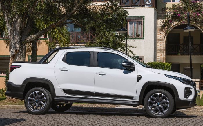 Compacta por fora, gigante no mercado: Strada mantém liderança pelo 4º ano seguido (Foto: Divulgação/Fiat)