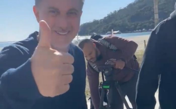 Legenda: Produção da Globo acompanhou o apresentador durante a filmagem na região (Foto: Iasser Laila/Catarina Notícias/Divulgação)