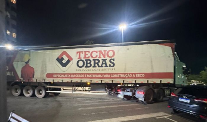 Carreta não conseguiu fazer a conversão na rua (Foto: Maria Alice)