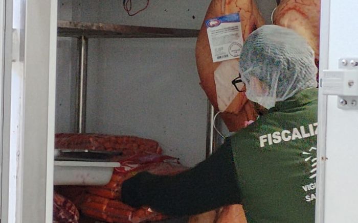 Carne estragada estava sendo oferecida como fresca em prateleiras de supermercados locais (Fotos: MPSC/Divulgação)