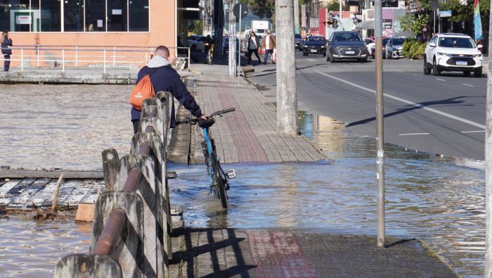 Itajaí-açu transbordou nas imediações do ferry boat (Foto: João Batista)