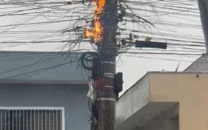 Fios ficaram caídos no chão (Foto: Reprodução)