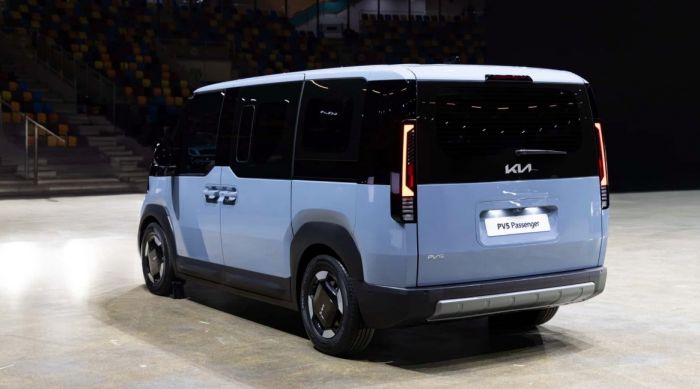 Com rampa lateral embutida, o modelo facilita o embarque de cadeirantes (Foto: Divulgação/Kia)