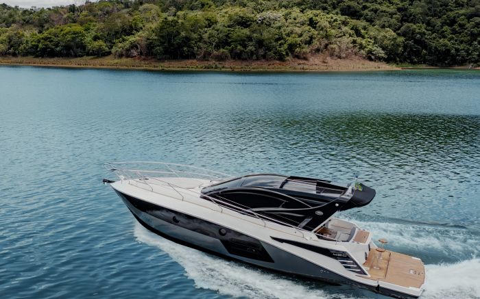 A F420 Gran Coupé, maior lancha já fabricada pela Fibrafort, estará em exposição no Marina Itajaí Boat Show após brilhar em cenas eletrizantes da série DNA do Crime (Foto: Divulgação/Fibrafort)