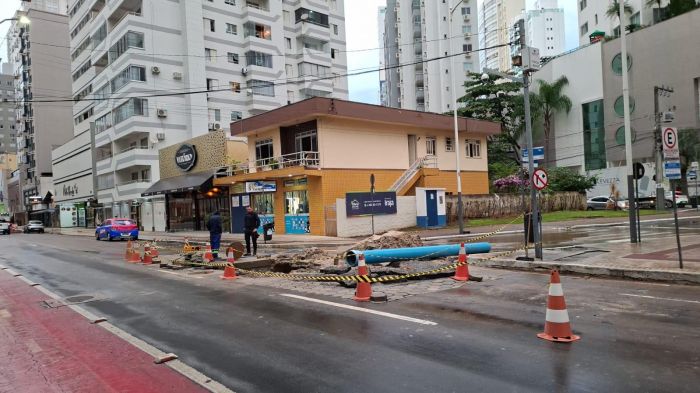 Obras continuam na região central para conserto da cratera causada por rompimento de adutora (Foto: Divulgação)