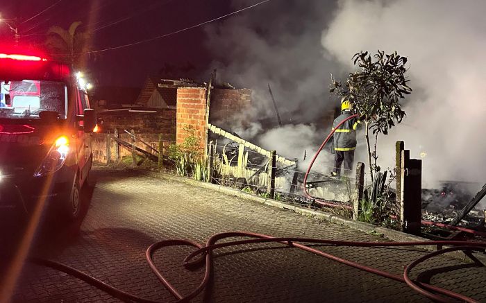Incêndio avançado impediu o resgate da moradora (Foto: Divulgação/CBMSC)