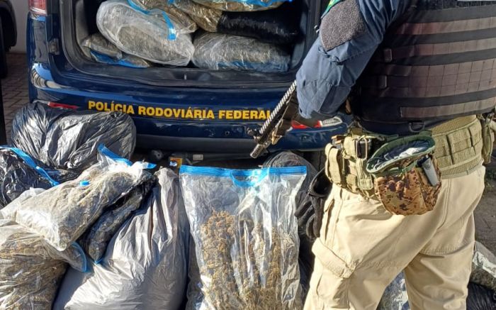 Droga estava numa caminhonete com placas de Porto Alegre (Foto: Divulgação/PRF)