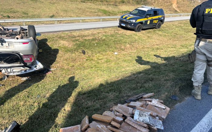 Renault Logan estava carregado com quase 100 kg de maconha (Foto: Divulgação/PRF)