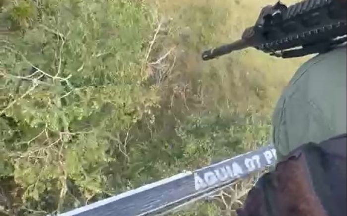 Helicóptero Águia sobrevoa a região da Canhanduba para tentar localizar o preso (Foto: Reprodução)