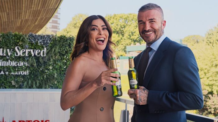 Juliana Paes e David Beckham brindam com Stella Artois em Wimbledon: encontro de estrelas com sotaque global (Foto: Divulgação)