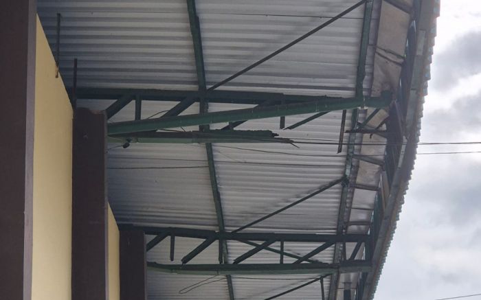 Queda de pedaços de metal do telhado preocupa frequentadores (Foto: Leitor)